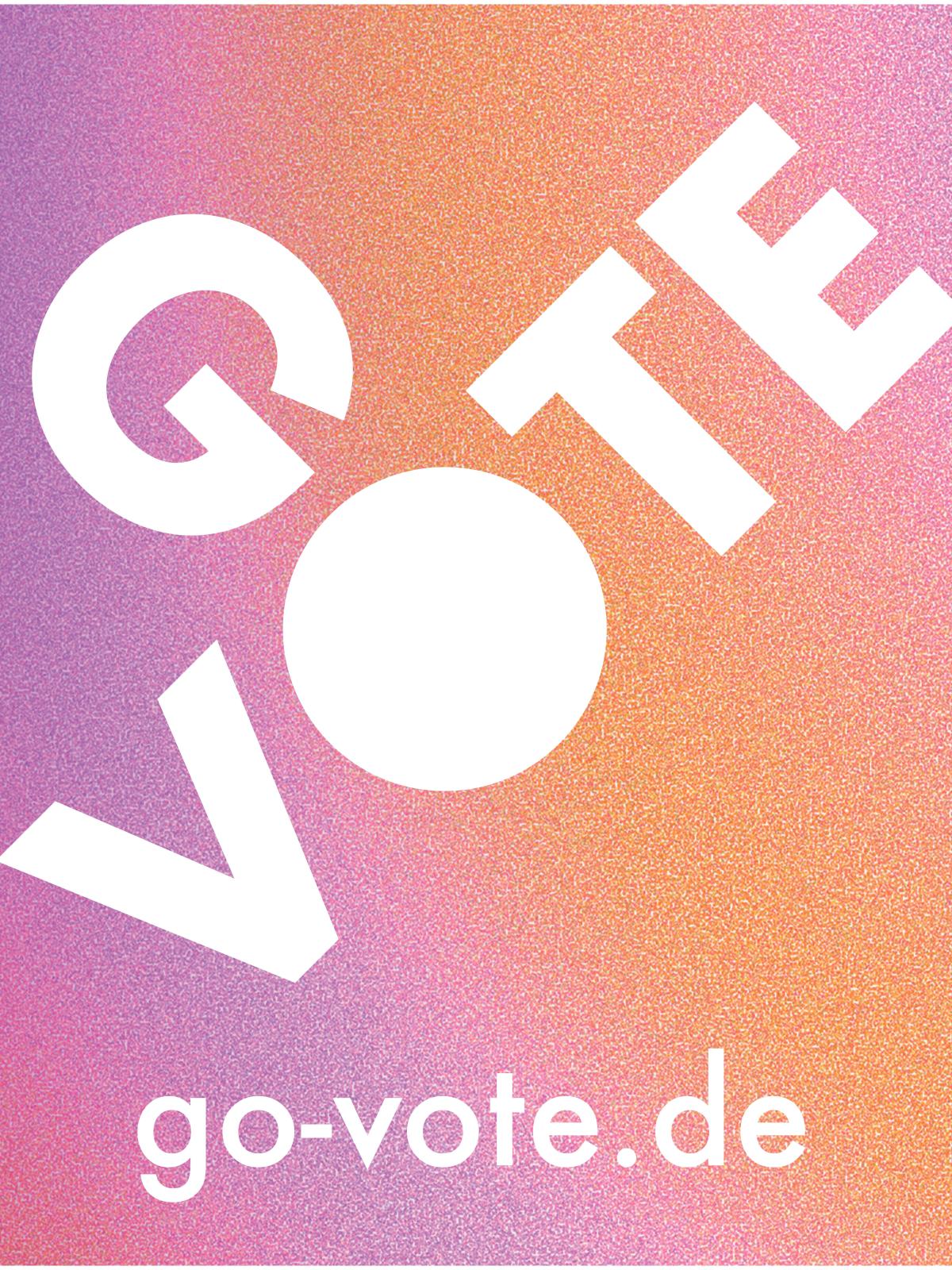 Vor einem rosa-farbenen Hintergrund steht der Schriftzug GoVote sowie go-vote.de