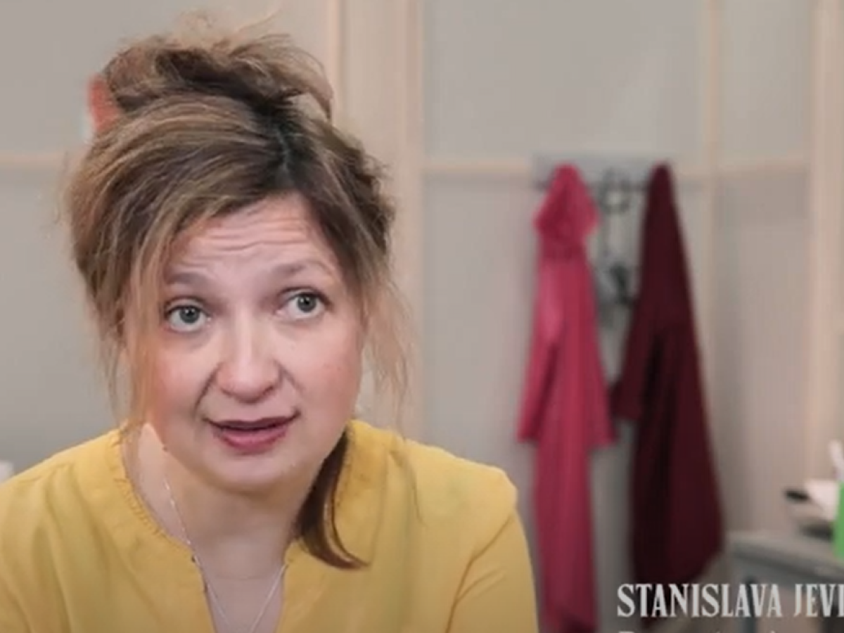 Das Bild zeigt die Dramaturgin Stanislava Jevic
