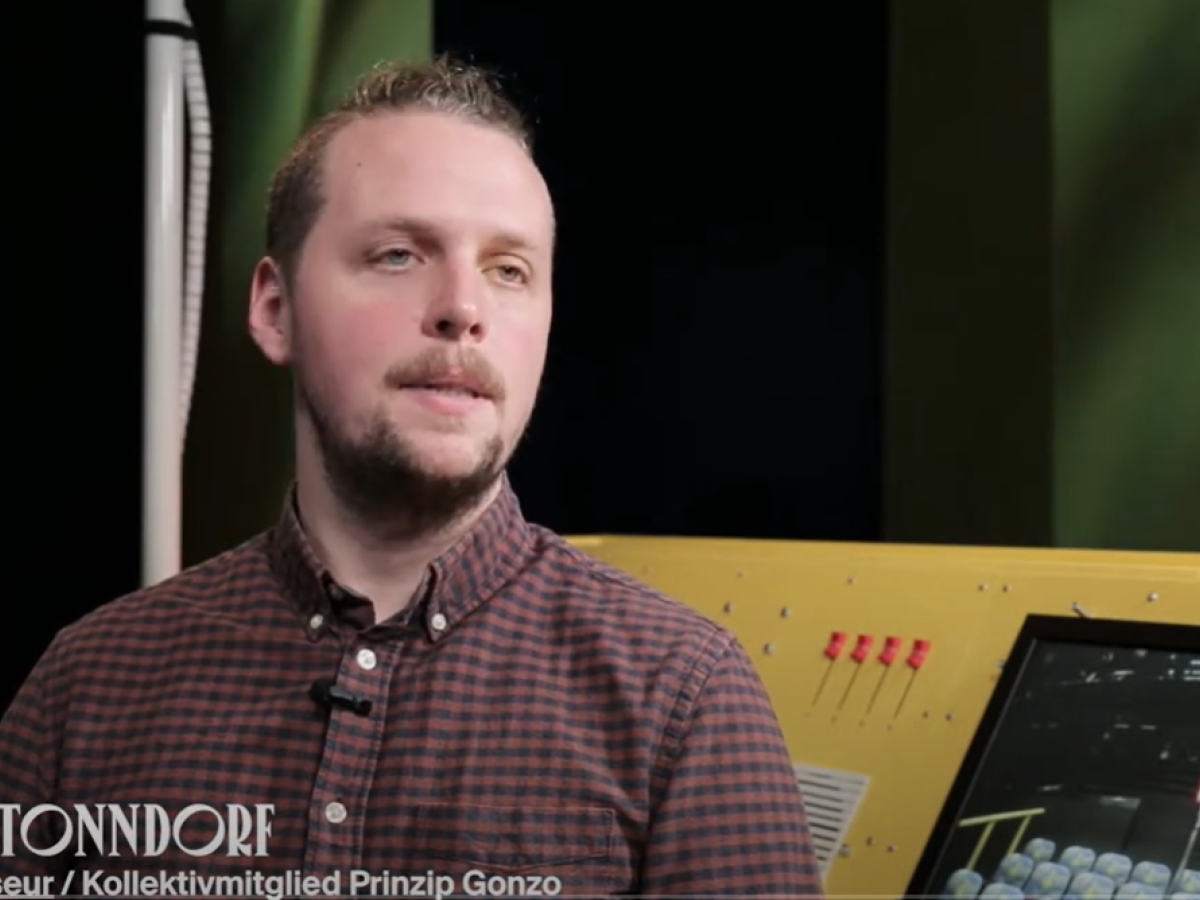 Das Bild zeigt Tom Tonndorf, er schaut in die Kamera. Er ist Teil des Kollektivs Prinzip Gonzo und hat das Stück "Generation One" am Jungen Schauspielhaus inszeniert.