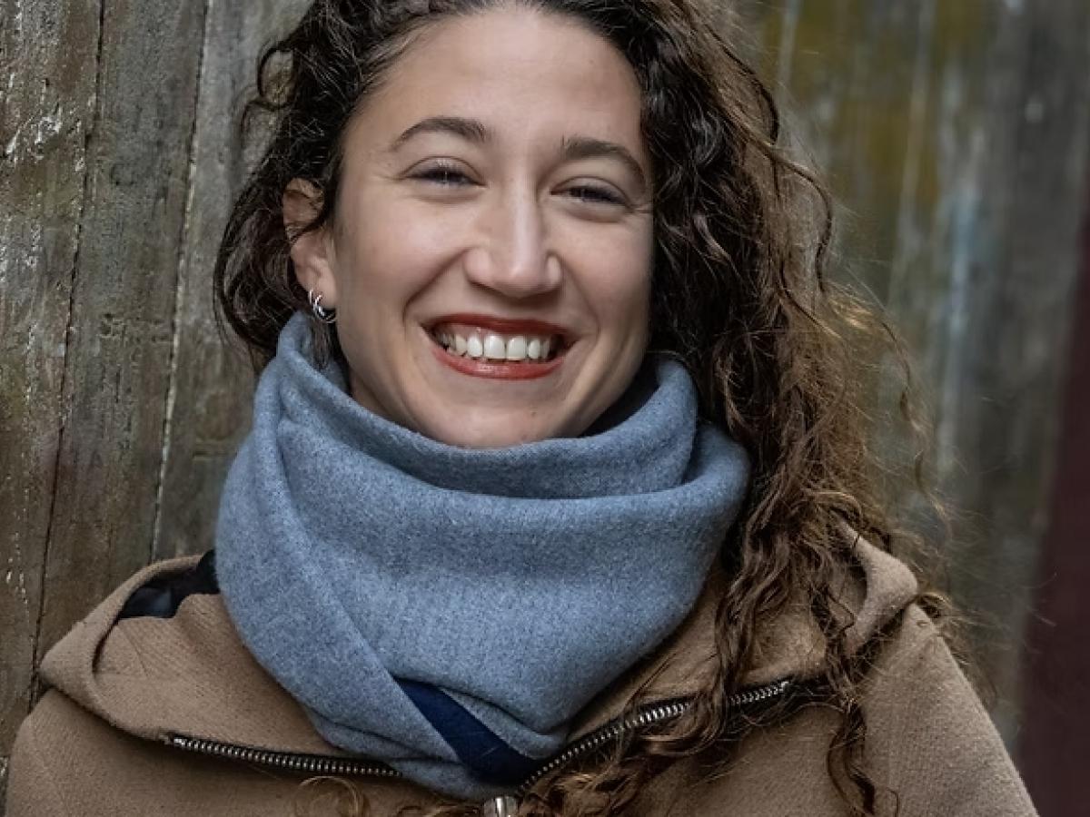 Das Foto zeigt die Regisseurin und Choreografin Ceren Oran