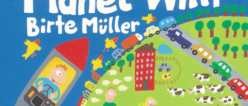 Das Bild zeigt das gemalte Cover des Buches "Planet Willi" von Birte Müller. Ein Junge umrundet in einer Rakete eine Weltkugel, auf der man Kühe, Menschen, Häuser, Autos und Bäume sieht. Über der Weltkugel fliegen gelbe Vögel.
