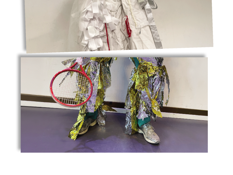 Das Bild zeigt eine Person ab der Hüfte in bunten Klamotten