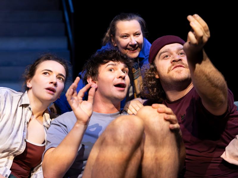 Nahaufnahme des Ensembles. Silvio Kretschmer und Parsa Yaghoubi Pour heben ihre Hände und führen Zeigefinger und Daumen zusammen. 