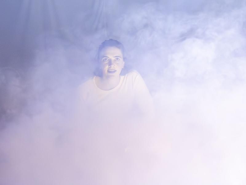 Im dichten Nebel ist Victoria Krafts Oberkörper und Kopf zu erkennen. Sie blickt starr geradeaus, ihr Mund ist leicht geöffnet.