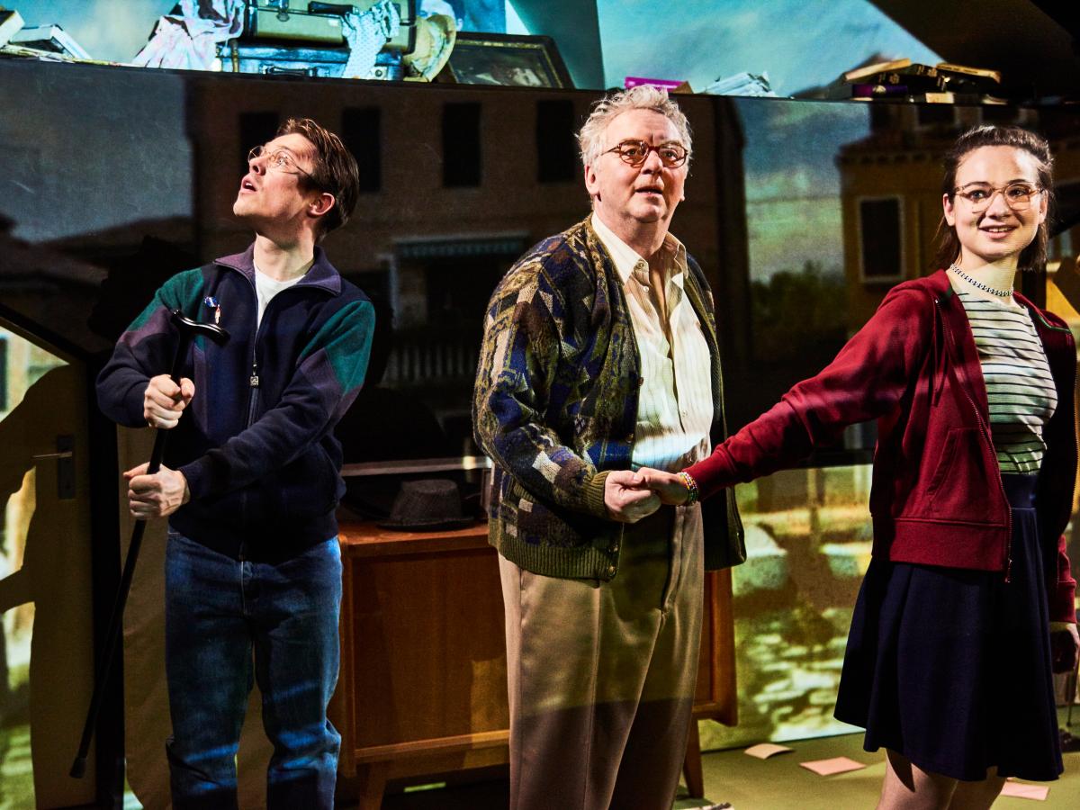 Das Bild zeigt drei Personen: einen Vater, einen Großvater und ein junges Mädchen