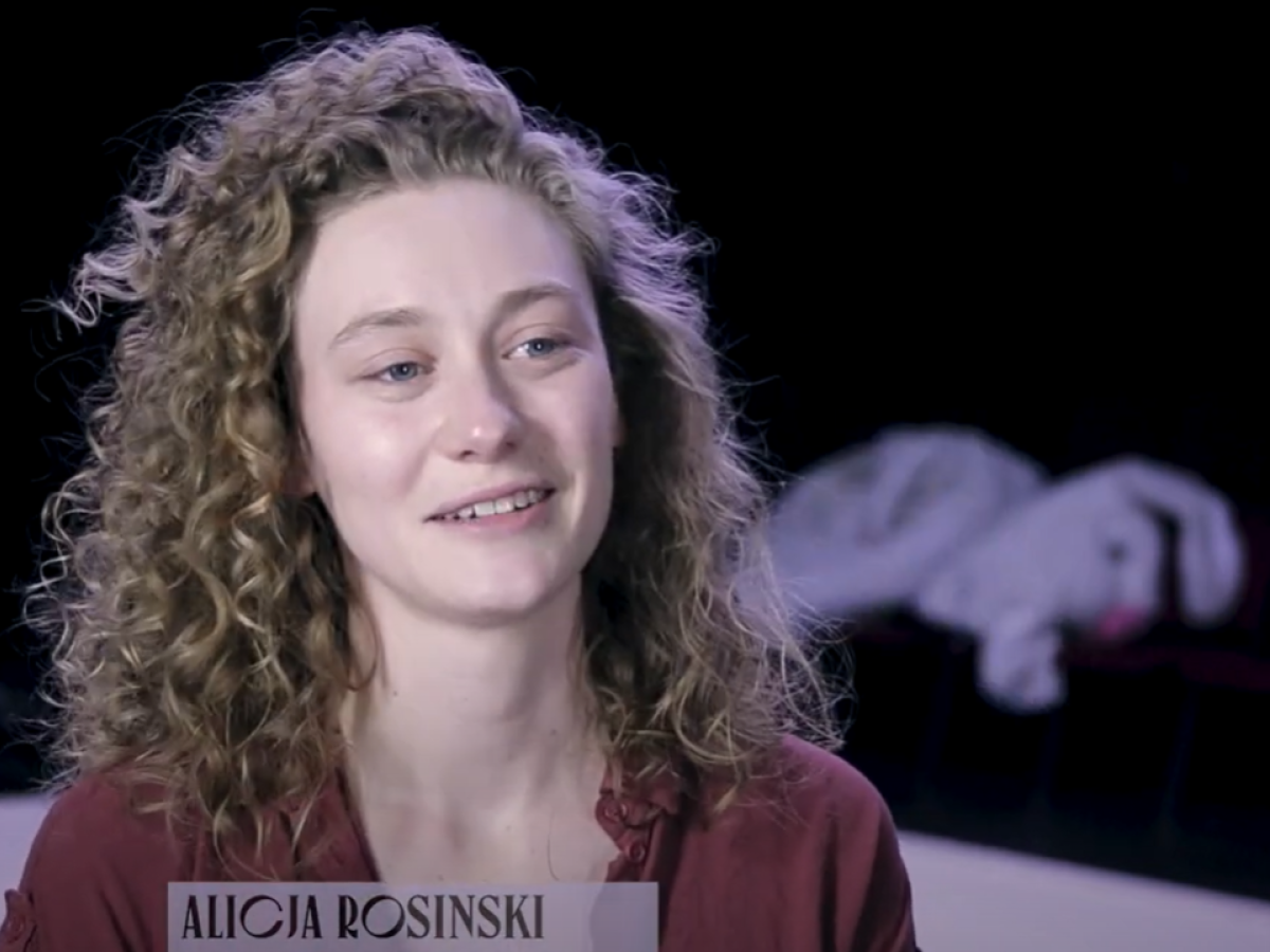 Das Bild zeigt die Schauspielerin Alicja Rosinski. Sie schaut in die Kamera.