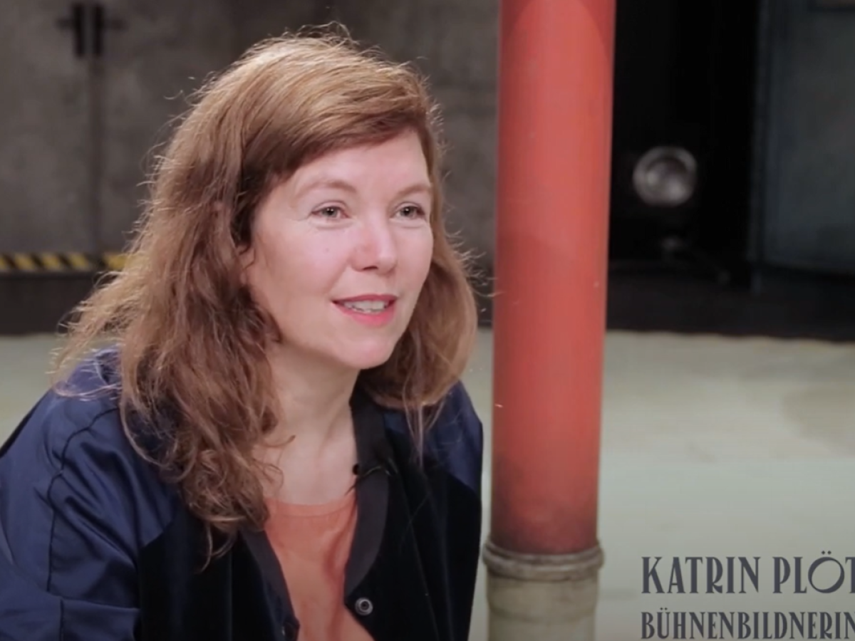Das Bild zeigt die Bühnenbildnerin Katrin Plötzky. Sie schaut in die Kamera.