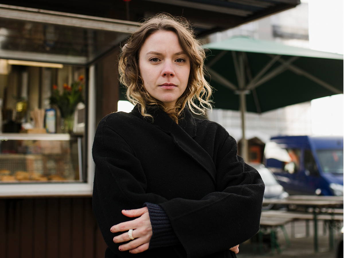 Das Foto zeigt die Regisseurin Margit Pötzsch