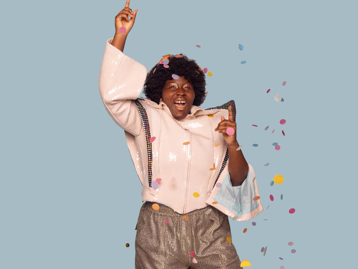 Das Foto zeigt die Spielerin Karenne N'Guettia inmitten von Konfetti. Sie freut sich und hat einen Arm nach oben gestreckt.