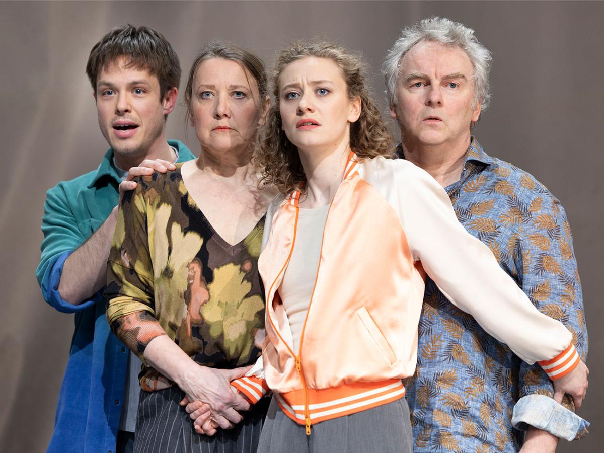 Das Bild zeigt die Schauspieler*innen Severin Mauchle, Christine Ochsenhofer, Alicja Rosinski und Hermann Book, die ängstlich in Richtung Kamera schauen